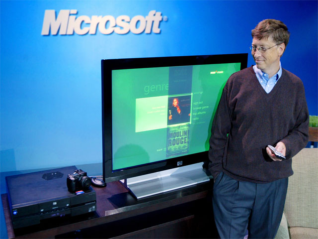 Bill Gates mit der XP Media Center Edition 2005